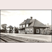 Brunflo station på 1930-talet. Både stationshuset och ställverksbyggnaden finns kvar än i dag, men den trevliga kioskbyggnaden är borta sedan länge.    Foto: Okänd. 