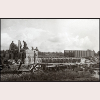 Bron över Stångån väster om Vimmerby byggs 1922 - 1923. Bild från Järnvägsmuseet. Foto: Okänd. 