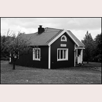 165 Handskeryd den 10 juni 1994. Bilden visar baksidan av huset, dit namnskylten flyttats. Skylten var på sin tid alltid placerad på spårsidan för att kunna ses från tåget. Foto: Jöran Johansson. 