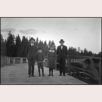 VCJ Heden troligen i början av 1920-talet. Fyra av banvaktsparet Nordlings barn, fr.v. Hjalmar, Tage, Astrid och Göran på den närbelägna viadukten över järnägen.  Foto: Okänd. 