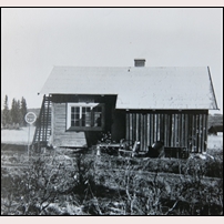 383 Kroken kort tid efter flyttningen till Enafors i början av 1950-talet. På den runda skylten står: Palats Enafors. Bild från Göran Edlund. Foto: Okänd. 