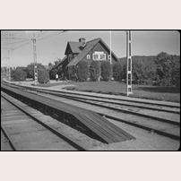 Lottefors station tidigast 1936 (då var elektrifieringen klar här förbi). Bild från Järnvägsmuseet. Foto: Okänd. 