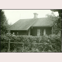 212 Lottefors 1932. Bilden är ett bidrag från Anni Nordwall, sondotter till banvaktsparet Byström nedan. Foto: Okänd. 