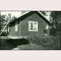 212 Lottefors 1932 med banvakten Algot Byström. Bilden är ett bidrag från banvaktens sondotter Anni Nordwall. Foto: Okänd. 