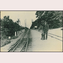Stationsmästaren Herman Lund i Gisebo. Han hade hand om stationen från 1899 tills banan lades ned 1935, friköpte stationshuset och bodde kvar till sin död 1956. Bild från Vista Härold. Foto: Okänd. 