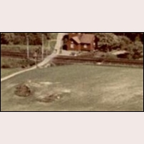 441 Eggeby 1956. Bilden är en delförstoring av en flygbild över gården Eggeby, där banvaktsstugan skymtar i bakgrunden. Även om bilden är tekniskt dålig visar den att stugan med all sannolikhet varit av 1872 års modell vilken byggts ut åt höger. Foto: Okänd. 