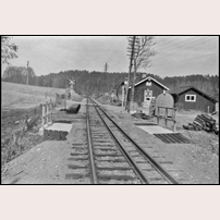 943 Kvistrum 1963. Normalspåret är utbyggt men med en tredje skena inlagd för fortsatt smalspårtrafik ännu ett år. En högre plattform är byggd på vänstra (västra) sidan av spåret. Bild från Järnvägsmuseet. Foto: Wilhelm Häggström. 