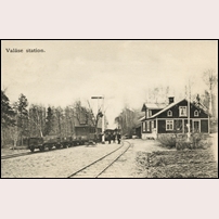 Valåsen station omkring 1903, fortfarande med smalspår. Bild från Järnvägsmuseet. Foto: Okänd. 