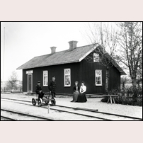 Bryne håll- och lastplats på 1890-talet med banvakten Ivar Karlsson med familj. Bild från Digitalt museum. Foto: Victorin. 