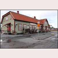 Bräcke station gatusidan den 16 september 2025. En blomster- och inredningsbutik är inrymd i det lätt skamfilade huset. Foto: Olle Thåström. 