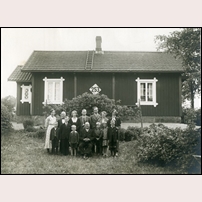 253 Gemön i början av 1930-talet med banvakten Almer Nilsson och hans barn med familjer. Bilden är ett bidrag från Niclas Rosenbalck, kommunarkivarie Älmhults kommun. Foto: Okänd. 