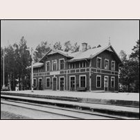 Filipstad Östra station 1912 (enligt museet) eller 1916 (enligt Förstlingen 92:3). Bild från Järnvägsmuseet. Foto: Okänd. 