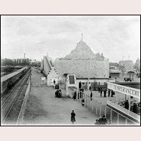 Baltiska hållplatsen 1914. Bilden är med all säkerhet tagen från den tillfälliga bro som byggdes över järnvägen för spårvägs- och landsvägstrafik fram till utställningsområdet. Foto: Okänd. 