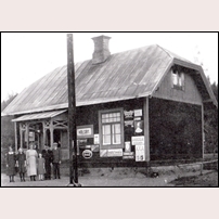 Holsby kombinerade stations- och banvaktsstuga omkring 1930. Foto: V. Johansson. 