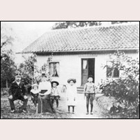 Jula banvaktsstuga med från vänster banvakten Frans Karlsson, sonen Sven (1902-1967), hustrun Albertina, samt barnen Elof (1898-1968), Signe (1896-1978) och Severin (1894-1975), troligen är bilden tagen1903. Bild från Ullervad-Leksbergs hembygdsförenings bildarkiv. Foto: Okänd. 