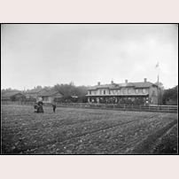 Moholm station 1897. Från höger: stationshuset, avträde, posthuset, hotellet och godsmagasin. Bild från Järnvägsmuseet. Foto: Hilda Erikson. 