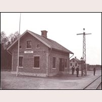 Källby station 1919. I bakgrunden ses banmästarstugan. Foto: Okänd. 