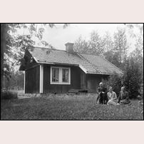 553 Stamgärde omkring 1930 med Johan Jönsson och hans fru Brita född Ek, den andra kvinnan okänd. Han var målare och bodde i banvaktsstugan, Stamgärde. Uppgiftslämnare: Olle Jakobsson. Foto: Oscar Nilsson, Västanede, Norderö. 