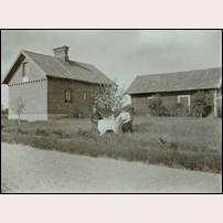 264 Kramptjärn okänt år tidigast 1909 med banvakten August Andersson och hans hustru Hanna. Den fina bilden är ett bidrag från P-Å Ihs. Foto: Okänd. 