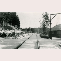 Horsvad hållplats 1949. Den består enbart en träplattform. Huset till höger har inget med hållplatsen att göra. Bild från Järnvägsmuseet. Foto: Ståhle. 