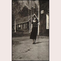 358-359 Kallkällan 1938. Bilden är ett bidrag från Eva Widebro. Här står mamma May vid andra änden av banvaktsstugan. Foto: Okänd. 