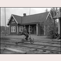 Gårrö station 1943 med banarbetaren Mauritz Svensson på dressinen. Han var gift med platsvakten Elin Svensson. Bild från Regionmuseet Kristianstad. Foto: Bröderna Persson, Kaffatorp. 