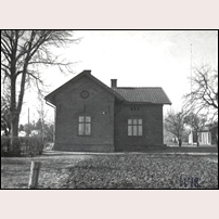 Karpalund hus 9a omkring 1950. Huset var från början även expeditionsbyggnad för Karpalunds hållplats innan stationshuset byggdes på 1880-talet. Bild från Järnvägsmuseet. Foto: Okänd. 