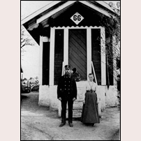 66 Jordbro, med all sannolikhet är bilden tagen mellan 1909 och 1919 och visar banvakten Petter Jonsson Palmberg och hans hustru Ingrid Erika Persdotter. Stugnumret är ännu inte ändrat till 165 vilket gjorts någon gång efter 1913.
 Foto: Okänd. 