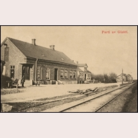 Gislöv station något av åren omkring 1910. Observera att det är de två byggnaderna längst till höger som är stationshuset resp. godsmagasinet. Den närmaste byggnaden är något slags butik. Bild från Järnvägsmuseet. Foto: Okänd. 