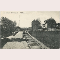 Hålland hållplats omkring 1912. På den här, den äldsta, bilden ligger en liten hållplatsbyggnad i kurvans yttersida. Bild från Järnvägsmuseet. Foto: Okänd. 