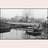 Pråmkanalen med svängbron på bild från Järnvägsmuseet, tagen 1923 - 1926. I bakgrunden ses banvaktsstugan 368 Pråmkanalen. Foto: Okänd. 