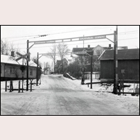 17 Gantofta i januari 1958. Det är stugan till vänster som troligen är identisk med banvaktsstugan. Bilden är tagen mot söder. Bild från Järnvägsmuseet. Foto: Okänd. 