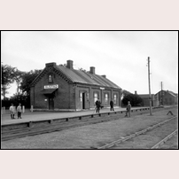 Alstad station på 1920-talet. Bild från Järnvägsmuseet. Foto: Albert Wilhelm Rahmn, Lund. 