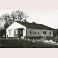Pålsboda station omkring 1957 med det nybyggda stationshuset. Bild från Järnvägsmuseet. Foto: Okänd. 