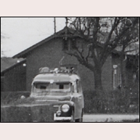693 Hedvigsdal 1957. Duetten som skymmer stugan tillhör SJ Signalsektion. Bild från Järnvägsmuseet, här visas enbart ett utsnitt.  Foto: Okänt. 
