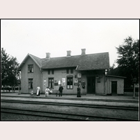 Järpås station, med den gamla stavningen av stationsnamnet, omkring 1910. Bild från Järnvägsmuseet. Foto: Okänd. 