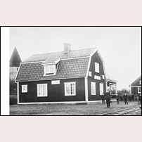 Bjälbo station tidigast 1913 (det år då banan och stationen togs i bruk). I bakgrunden Bjälbo kyrka från 1100-talet. Bild från Järnvägsmuseet. Foto: Okänd. 