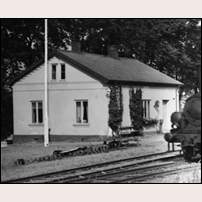Äspö station före 1955 (året då loket skrotades). Beskuren bild från Järnvägsmuseet. Foto: Okänd. 