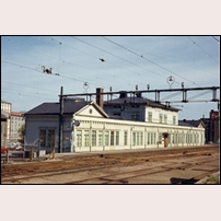 Borås övre station 1969. En stilig byggnad som bär sina år med all heder. Bild från Järnvägsmuseet. Foto: Okänd. 
