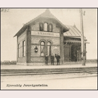 Bjärshög station, troligen omkring 1900 och med den ursprungliga stavningen av namnet. Okänt vykort från Järnvägsmuseet. Foto: Okänd. 