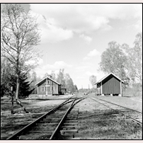 Kavlås station från söder 1956. Bild från Svenska Motorvagnsklubbens arkiv. Foto: Bertil Johansson. 
