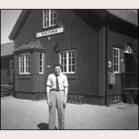 Tängstamon station troligen någon gång mellan 1951 och 1959. Bilden är ett bidrag från Lars Solander som berättar att mannen på bilden är hans far Sven Lind. Han hade gjort lumpen vid T3 i Sollefteå och då träffat sin blivande hustru som arbetade på regementet. Hon kom från Tängstamon och bilden har sannolikt tagits vid något tillfälligt besök i hennes hemby.  Foto: Okänd. 