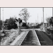 684 Ivarstorp i oktober 1957. Fotoriktning västerut, i bakgrunden ses bebyggelsen vid Rydsgård. Bilden är tagen av personal vid SJ signalsektion. Foto: Okänd. 