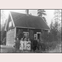 599 Långan okänt år med banvakten Adolf Larsson och hans familj. Bild från Jamtlis bildarkiv. Foto: Erik Olov Byström, Söre. 