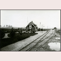 Kälvene station okänt år. Notera spårspärren i form av en bom över sidospåret. Bild från Järnvägsmuseet.
 Foto: Adolf Lidwall, Tidaholm. 