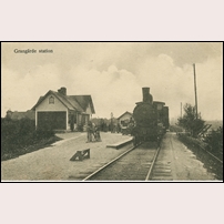 Grangärde station omkring 1914. Tåget stänger effektivt vägövergången för all landsvägstrafik. Bild av okänt vykort från Järnvägsmuseet.  Foto: Okänd. 