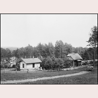 Pixbo hållplats omkring 1903. Till höger ligger Pixbo banvaktsstuga. Bild från Järnvägsmuseet. Foto: Okänd. 