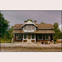 Kvarnsveden station omkring 1970. Bilden är hämtad från Facebook, ursprungliga källan torde vara Järnvägsmuseet, "bilden tagen i samband med stationshusinventering". Foto: Okänd. 