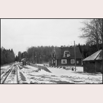 Aspanäs hållplats 1985. Platsen är avbemannad och eventuella resande hänvisas till en väntkur vid spåret. Bild från Järnvägsmuseet. Foto: L.O. Karlsson. 