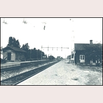 Grännaforsa hållplats okänt år. Till höger ligger banvaktsstugan 215 Grännaforsa. Bilden av okänt ursprung kommer från Håkan Franzén. Foto: Okänd. 